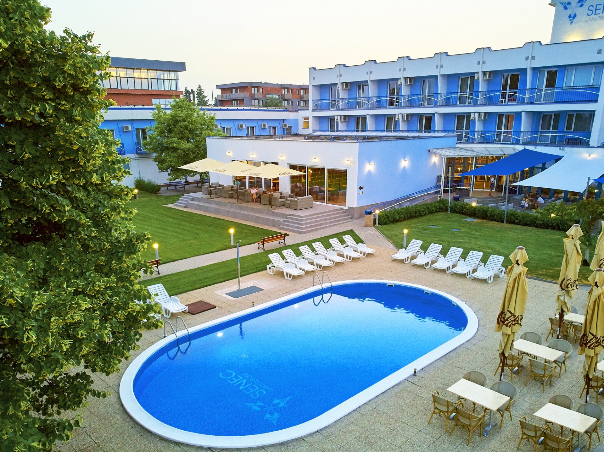 Areál hotela Senec s vonkajším bazénom a lehátkami