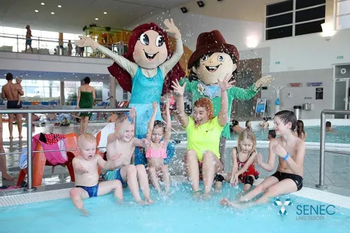 Maskoti Čľupko a Vlnka s deťmi v aquaparku Senec 