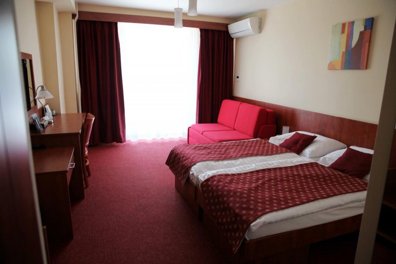 Manželská posteľ a dvojprístelka v hoteli Senec