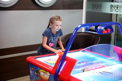 Dieťa hrajúce Airhockey v Gamezone