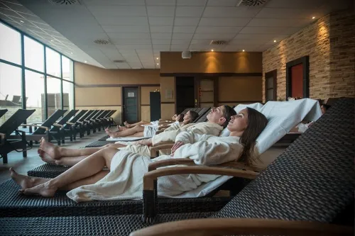 Ľudia na lehátka v interiéri Sai wellness 