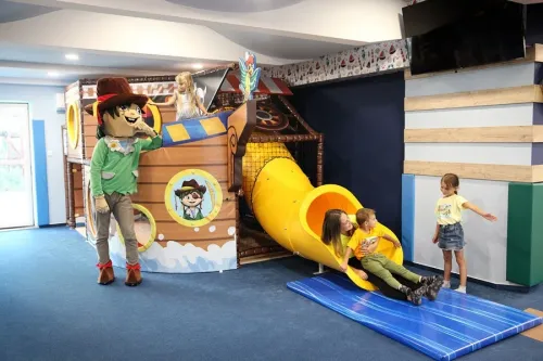 Deti s animátorkou v herni MiniMe 