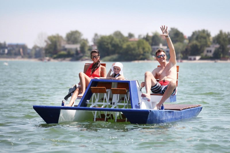 Rodina na šlapacej loďke na Seneckom jazere