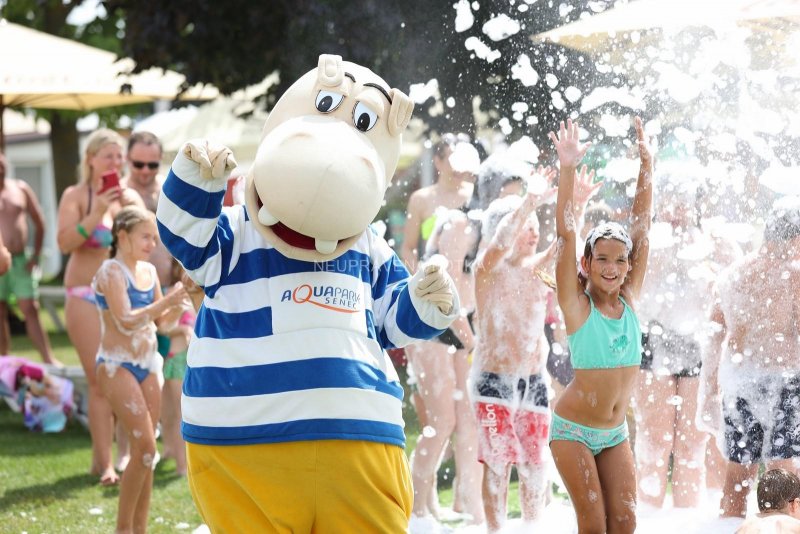 Maskot hrošík Paul s deťmi na penovej párty