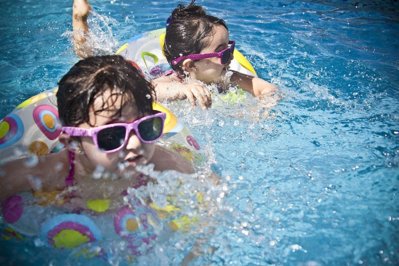 Deti v bazéne v hoteli Senec
