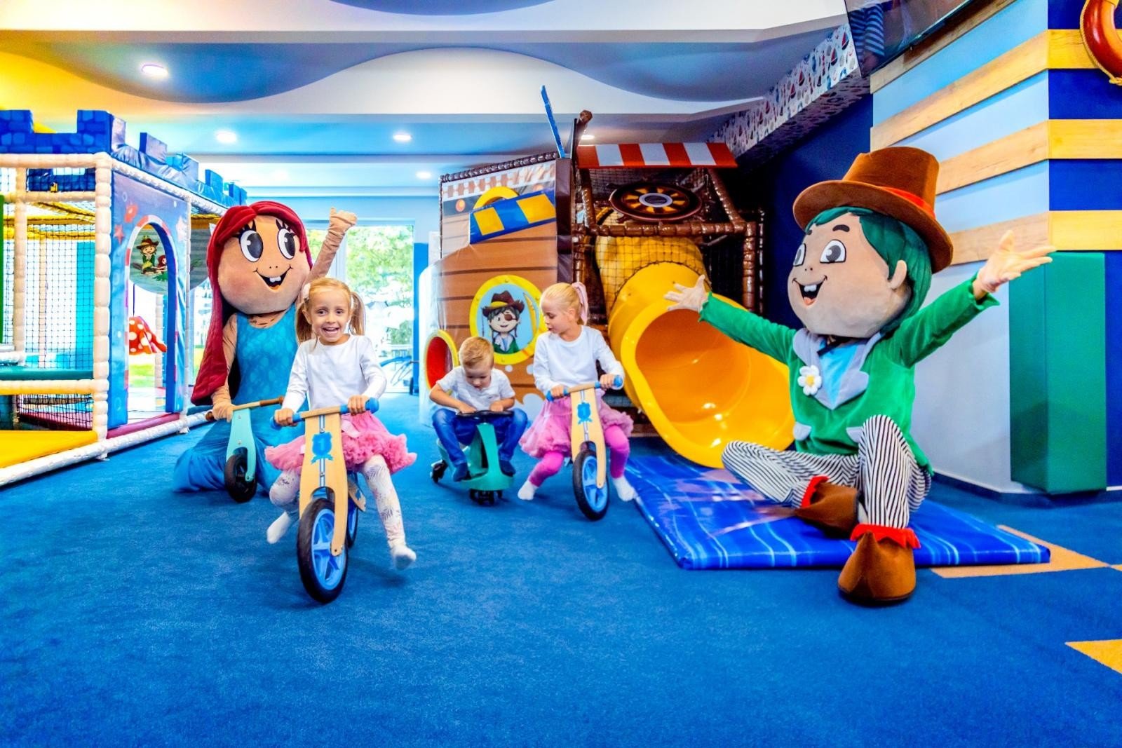 Deti sa hrajú v detskom kútiku MiniMe v Hoteli Senec - Trinity Hotels.sk