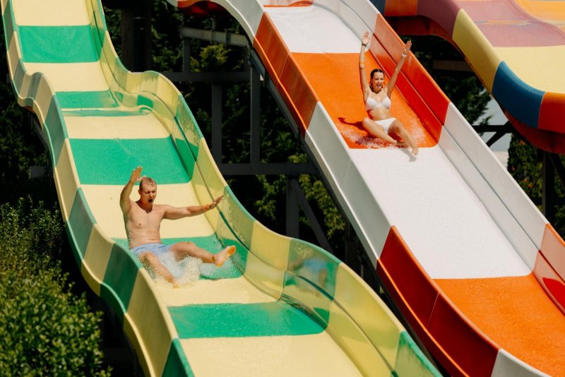 Priatelia sa kúpu v Aquaparku Senec - Trinity Hotels.sk 