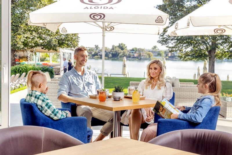 Rodina užívajúca si terasu v Hoteli Senec - Trinity Hotels.sk 