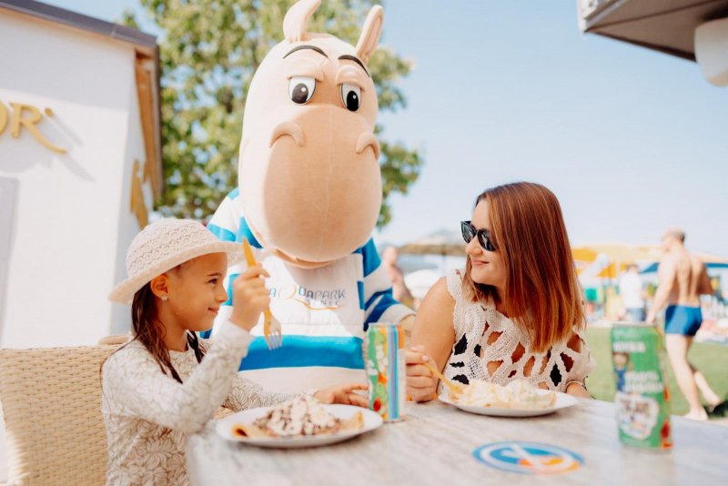 Hrošica Polly praje dobrú chuť k obedu v Aquaparku Senec - Trinity Hotels.sk 