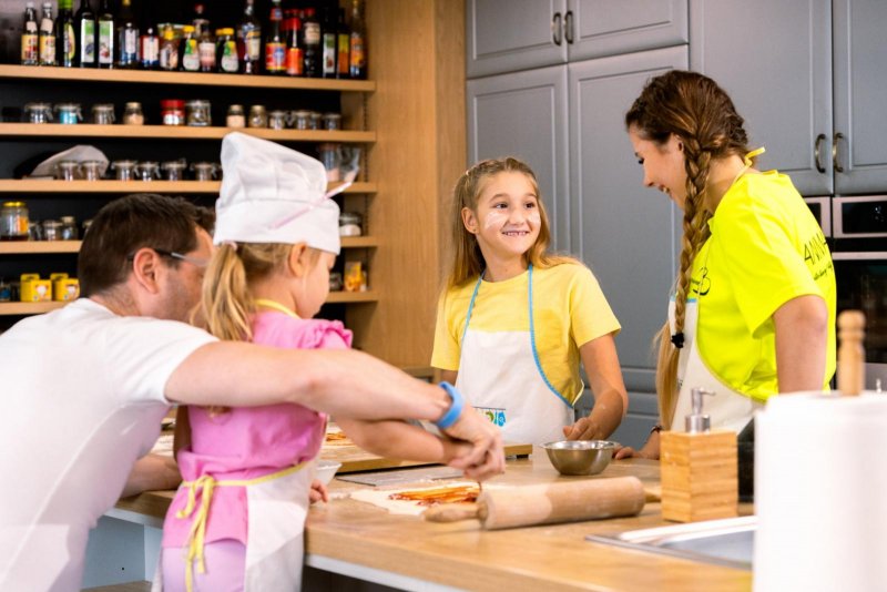 Detí pečú v kulinárskom štúdiu Foodie v Hoteli Senec - Trinity Hotels.sk 
