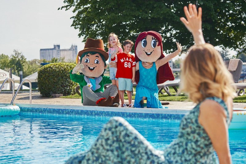 Rodina pri bazéne v Hoteli Senec - Trinity Hotels.sk 