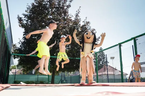 Deti skáču na trampolíne v Hoteli Senec - Trinity Hotels.sk 